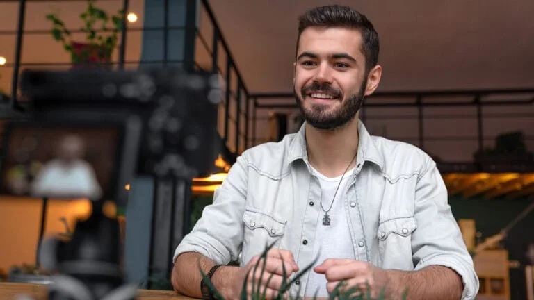 Devenez créateur de contenu et accédez de plus près aux dernières sorties divertissement.